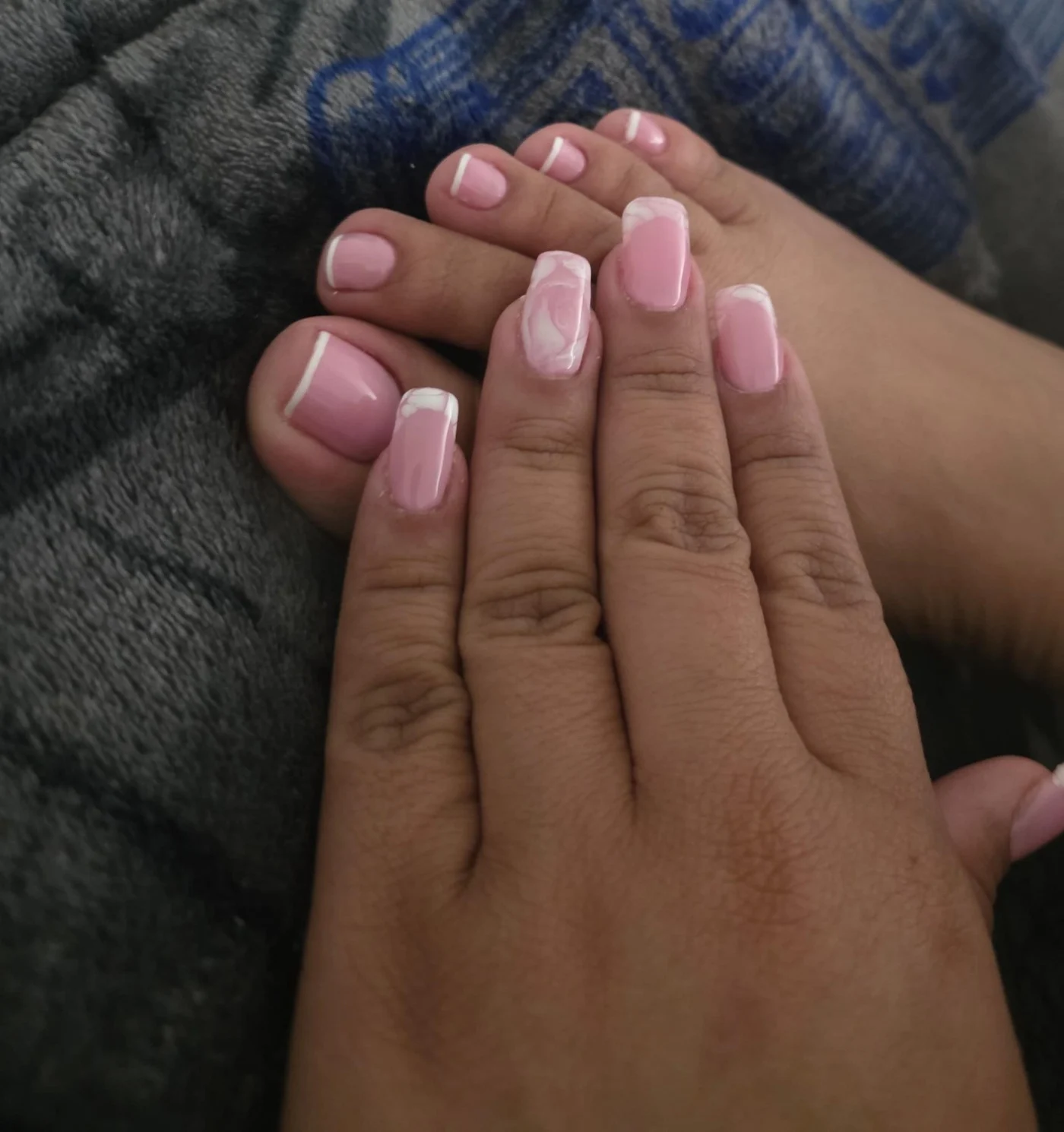 Manicura y pedicura en rosa con francés