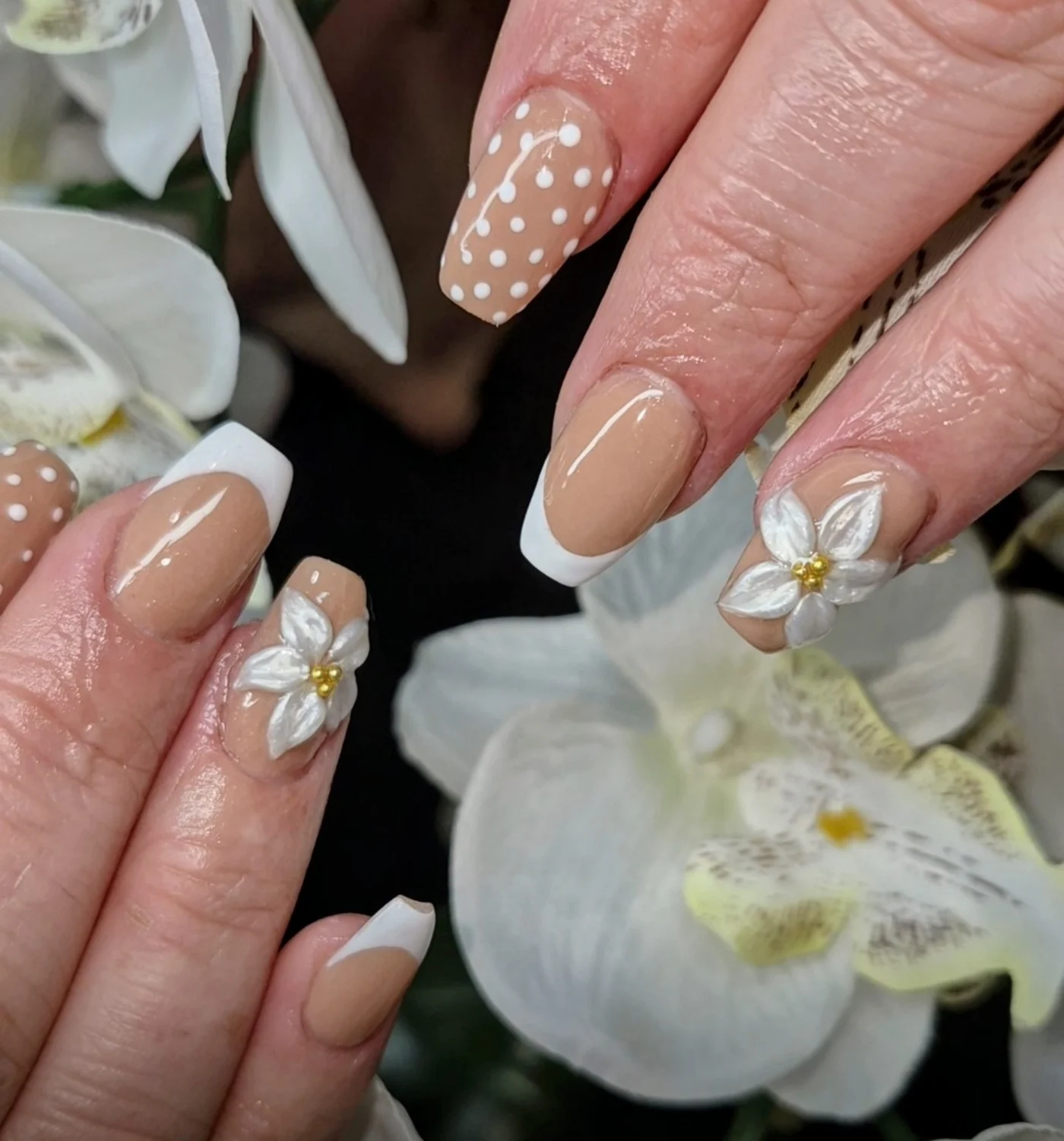 Diseño de uñas francesas con flores blancas en relieve