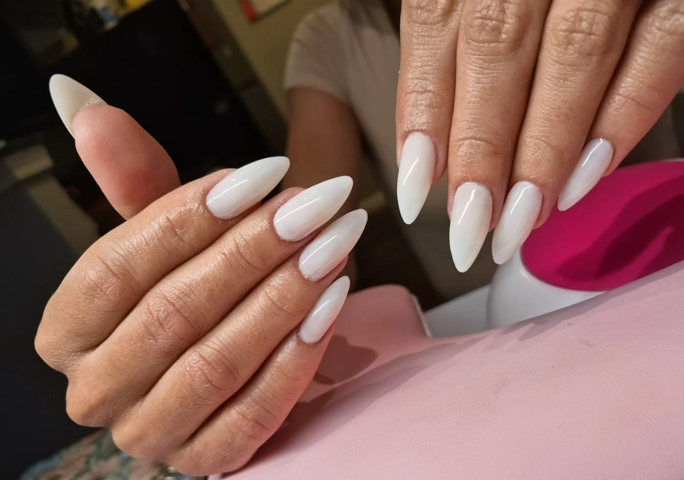 Uñas almendradas en blanco